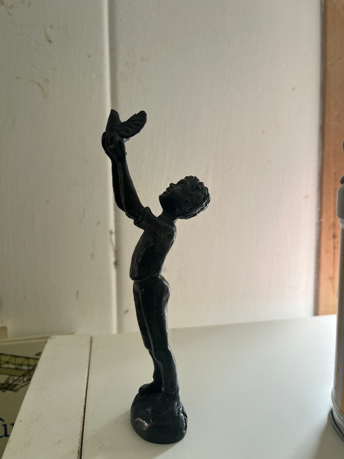 Vintage bronzen beeldje jongen met duif', Minder dan 20 cm, Ophalen of Verzenden, Brons, Gemerkt