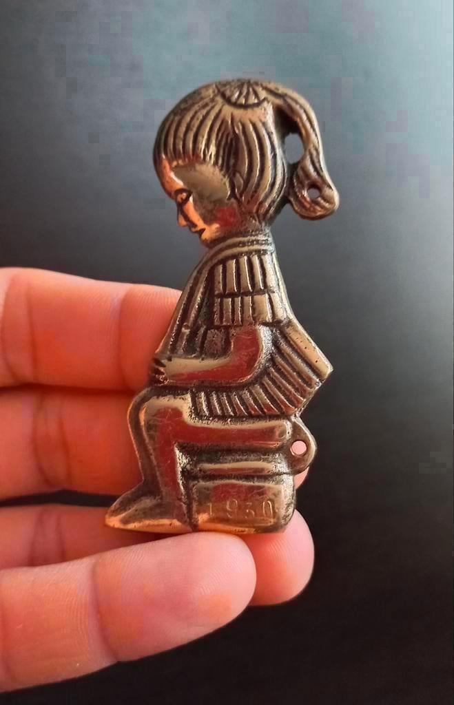 Antiek bronzen beeld Plaquette van een meisje, brons art, Antiek en Kunst, Antiek | Koper en Brons, Ophalen of Verzenden, Brons