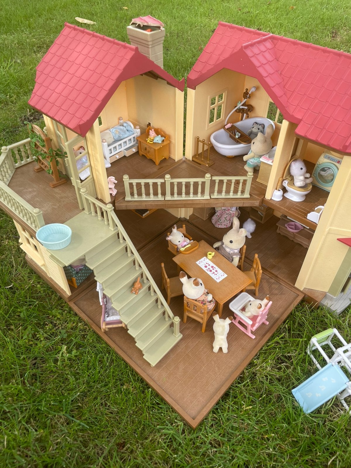 Sylvanian Families poppenhuis met meubels en poppen, Ophalen, Zo goed als nieuw, Poppenhuis