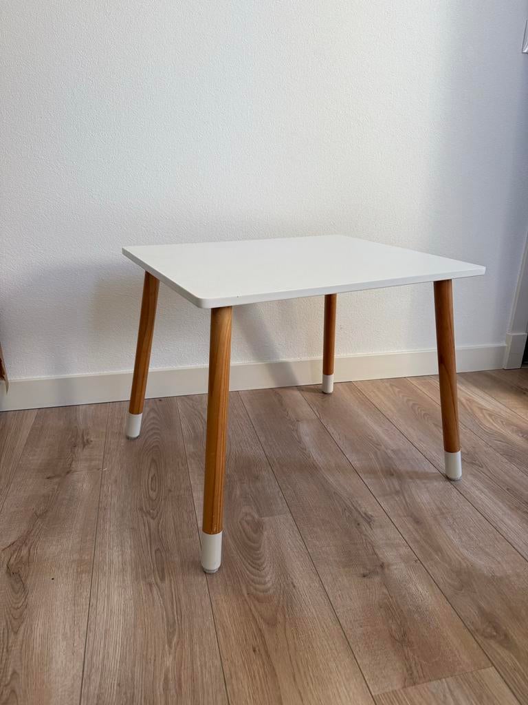 Stijlvol Kinder Tafeltje - Wit met Houten Poten, Ophalen of Verzenden, Zo goed als nieuw, Tafel(s)