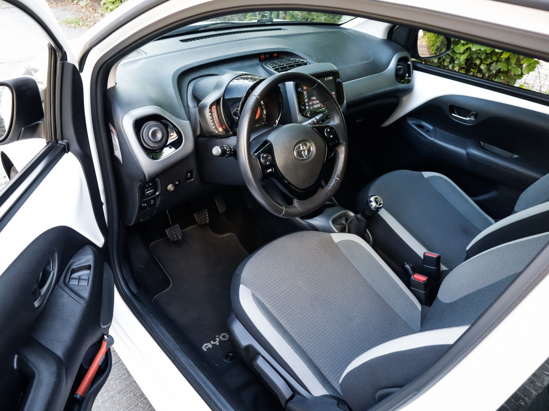 Toyota Aygo 1.0 VVT-i x-play 1e-Eig. & Dealer-Onderh BOVAG-G, Auto's, Toyota, Voorwielaandrijving, 12 maanden, Stof, Gebruikt