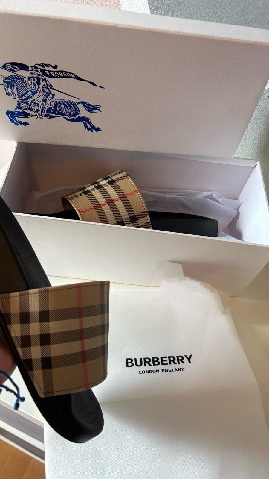Burberry slippers maat 38, Ophalen of Verzenden, Zo goed als nieuw, Beige, Slippers