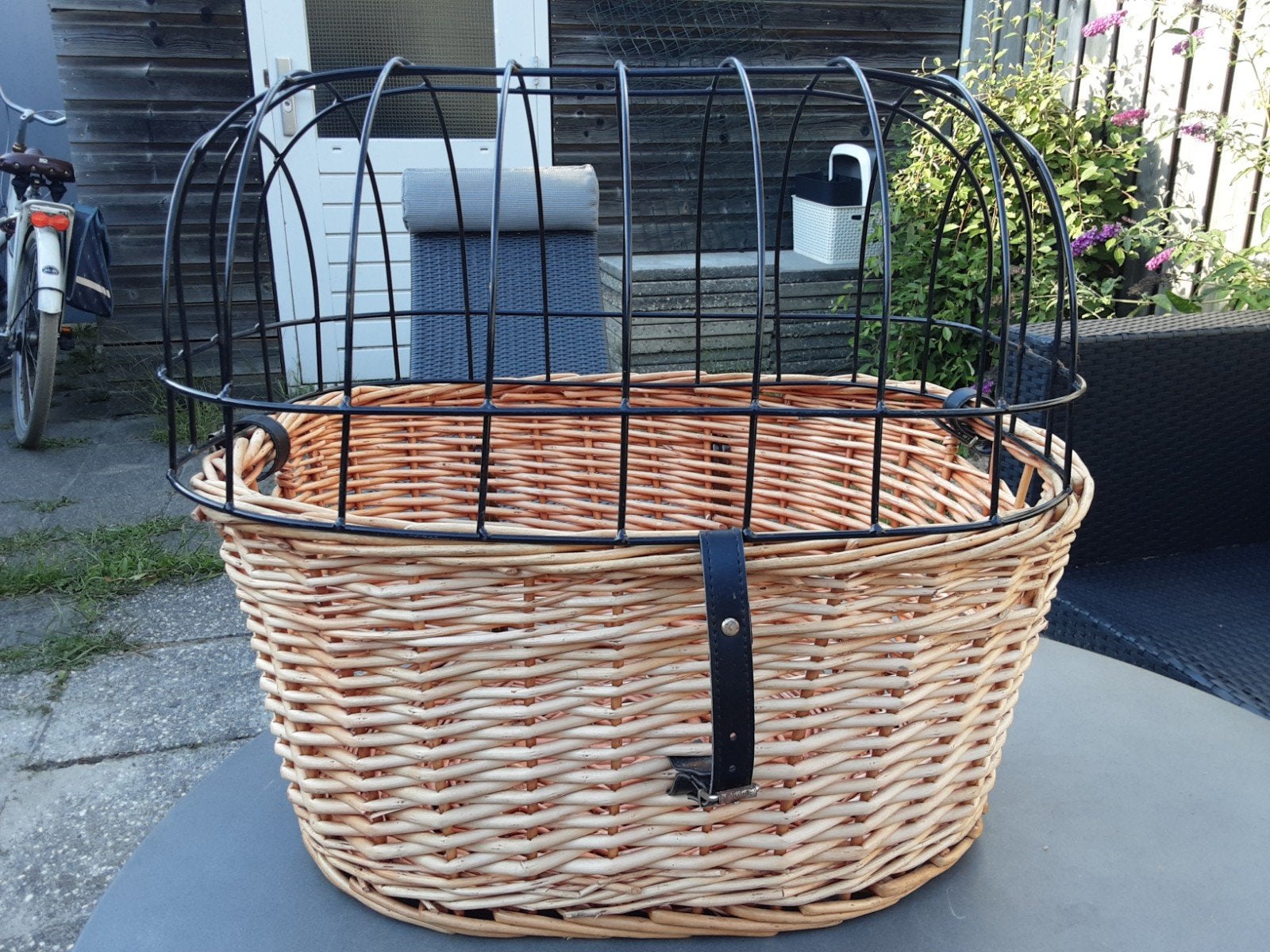 Rotan fietsmand met metalen koepel voor huisdieren, Ophalen, Zo goed als nieuw, Fietsmand