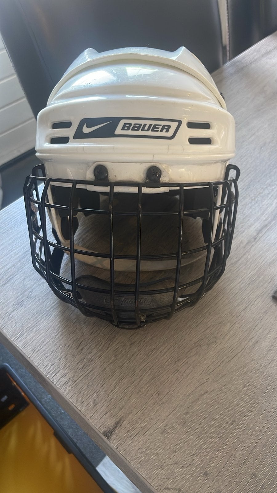 Bauer Nike ijshockeyhelm met kooi - Oud maar goed voor oefen, Ophalen, Gebruikt, Bescherming