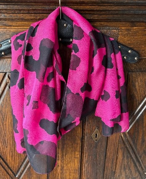 Paarse sjaal, shawl, doek zwarte koeievlekken; 155 x 40 cm, Ophalen of Verzenden, Zo goed als nieuw, Maat 38/40 (M), Sjaal