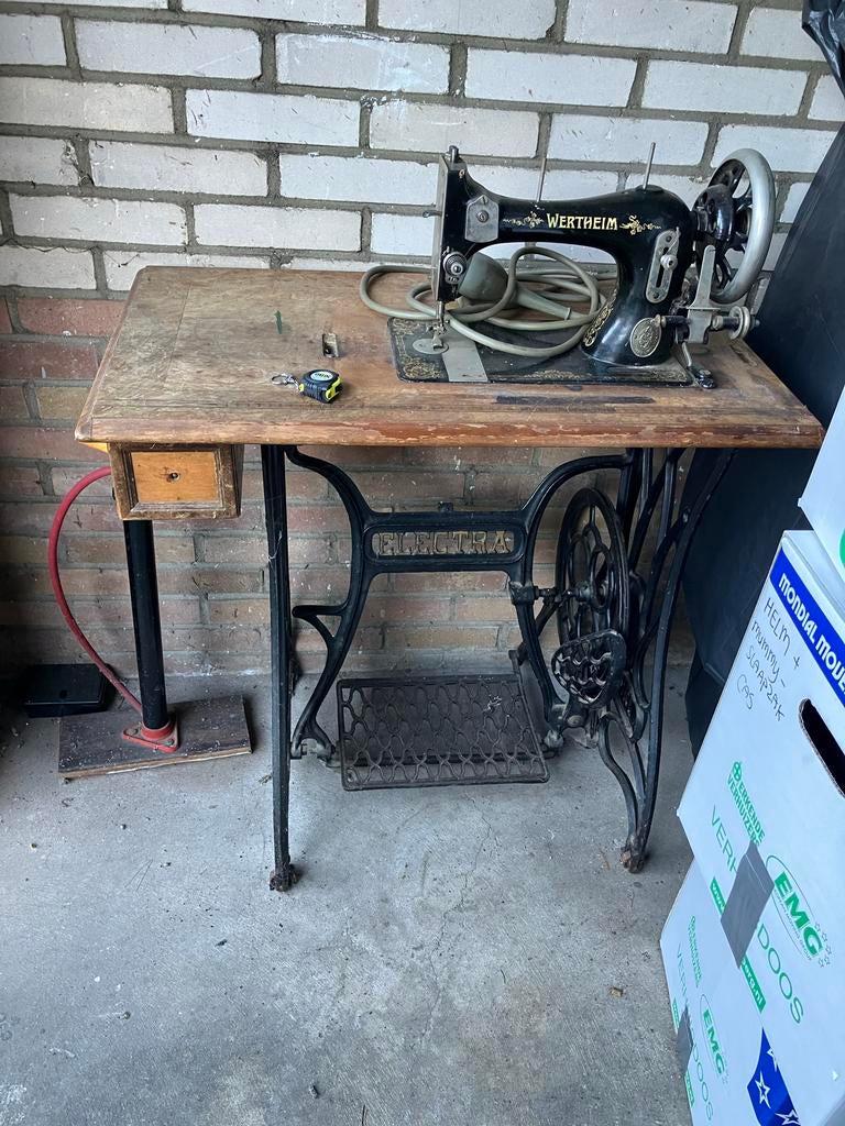 Antieke Wertheim naaimachine met Electra gietijzeren onderst, Ophalen