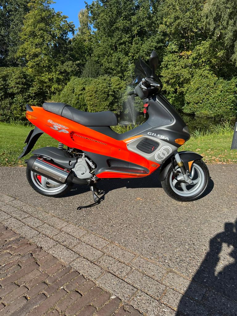 Gilera Runner 125 FX DD SP fluo rosso M07, Scooter, Particulier, 125 cc, 11 kW of minder