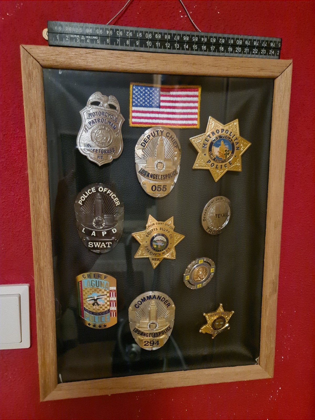 USA Politiebadges - 10 stuks in houten kastje, Ophalen of Verzenden