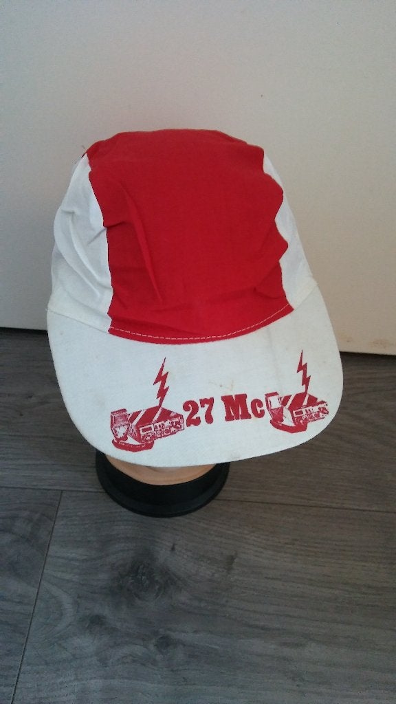 27mc 27 MC vintage radio pet cap logo rood wit, Ophalen of Verzenden, Zo goed als nieuw, Kleding