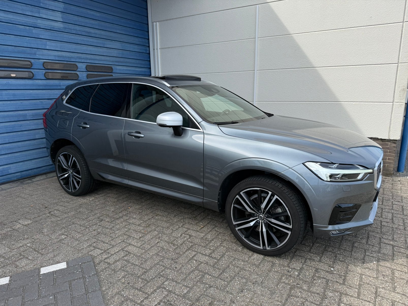 Volvo XC60 T5 254pk AWD 2018 Grijs R-Design Pano Luchtvering, Auto's, Automaat, 1969 cc, 1714 kg, XC60