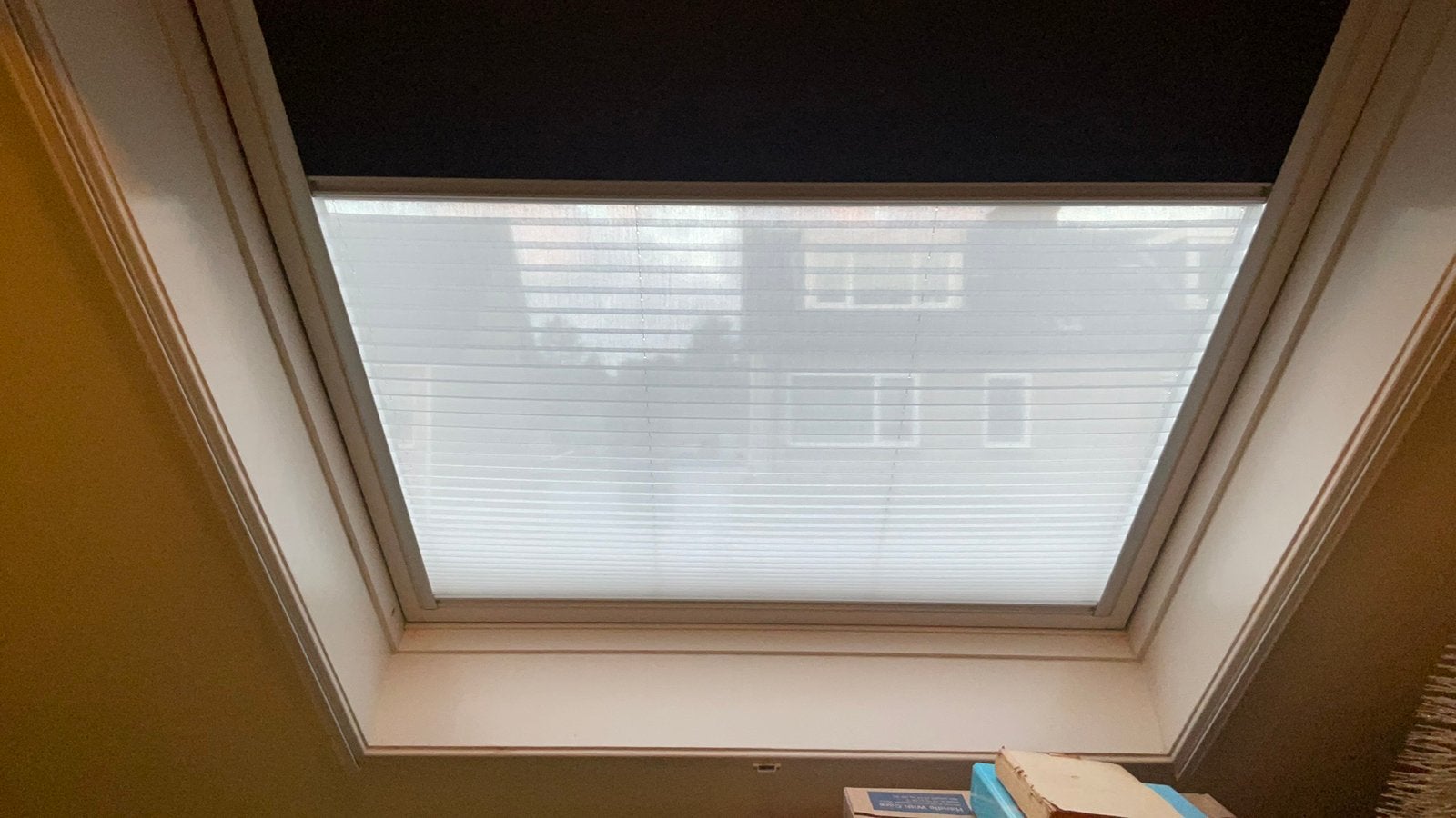Verduiterend rolgordijn en plissee in een Velux, Ophalen of Verzenden, Rolgordijn, Overige materialen