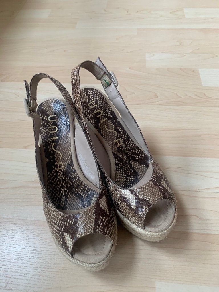 Unisa - Sleehak met slangenprint maat 38, Kleding | Dames, Schoenen, Bruin, Ophalen of Verzenden, Zo goed als nieuw, Schoenen met hoge hakken