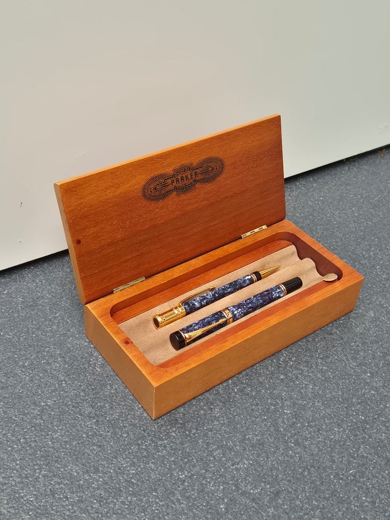 Pennenset The Parker Duofold Centennial, Verzamelen, Pennenverzamelingen, Pennenset, Parker, Met doosje, Ophalen of Verzenden