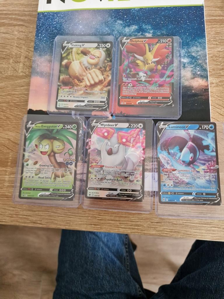 5 Pokémon V kaarten - Staking V, Delphox V, Exeggutor V, Wyr, Hobby en Vrije tijd, Verzamelkaartspellen | Pokémon, Nieuw, Losse kaart
