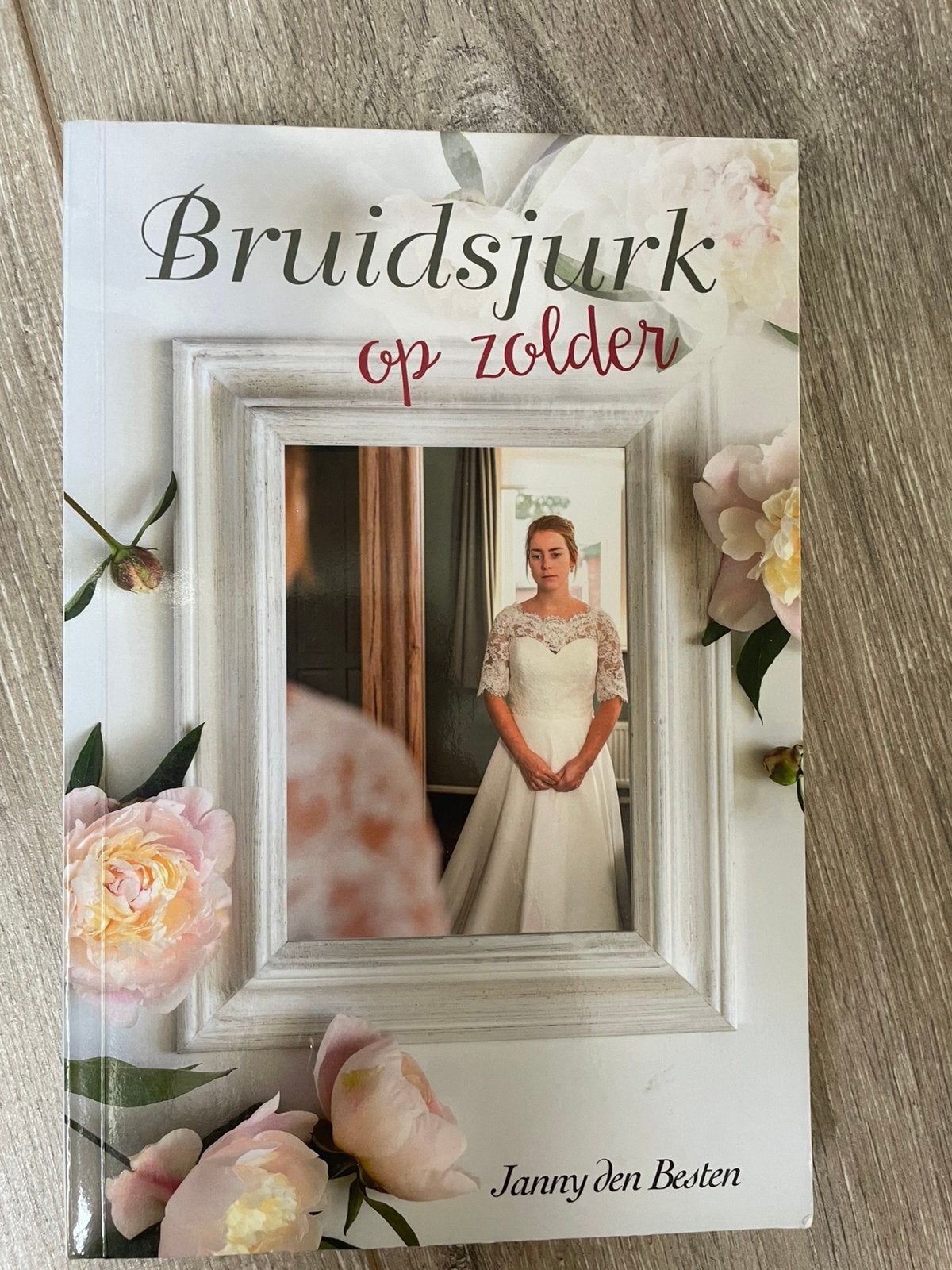 Bruidsjurk op zolder - Janny den Besten, Ophalen of Verzenden, Zo goed als nieuw, Nederland