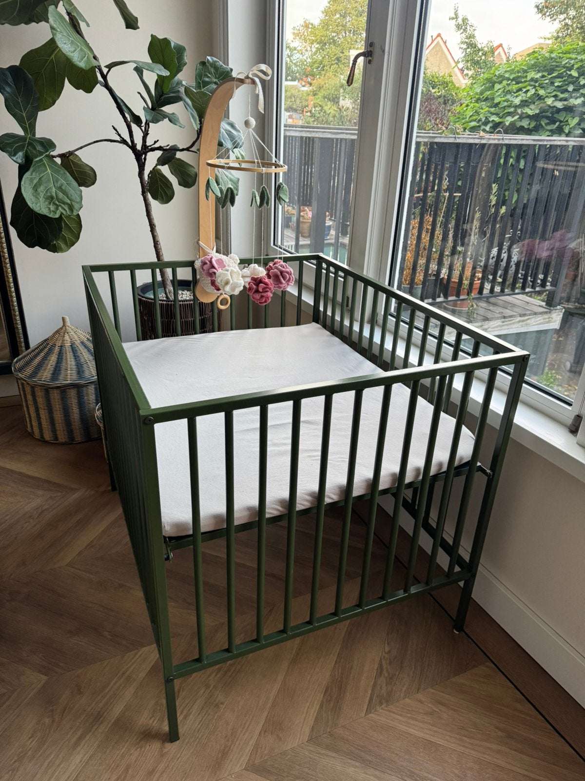 Donkergroen metalen box - Europe Baby - met mobiel & houder, Kinderen en Baby's, Ophalen, Zo goed als nieuw, Overige typen