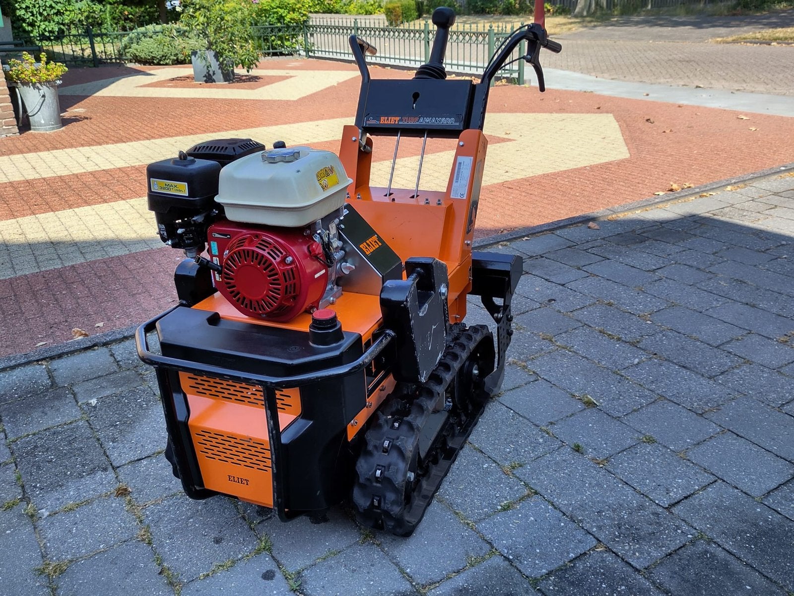Eliet Turfaway 600 graszodensnijder op rupsen 6,5 pk, Ophalen, Gebruikt