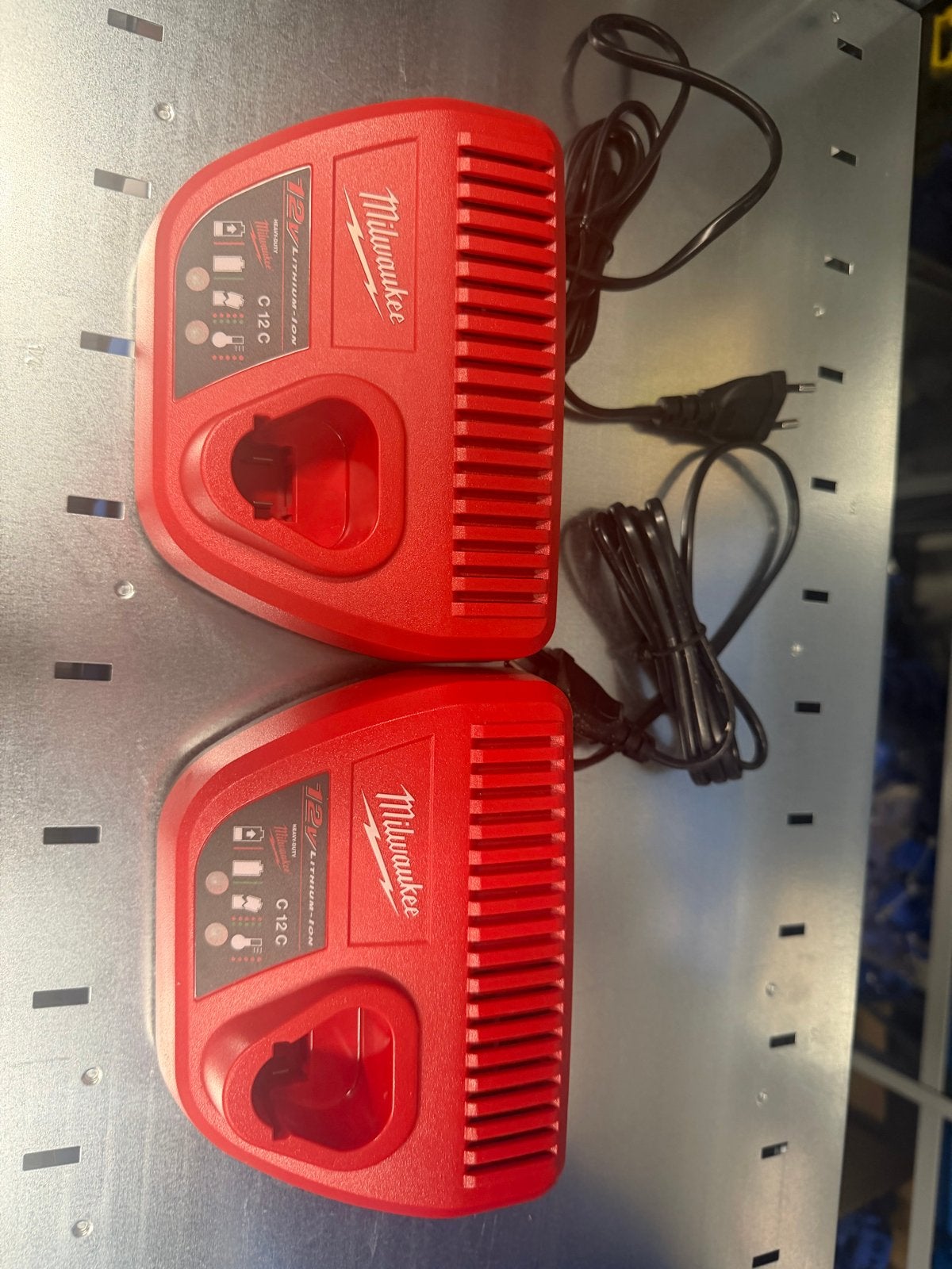 Milwaukee M12 Accu Laders (2 stuks, ook per stuk), Ophalen of Verzenden, Gebruikt
