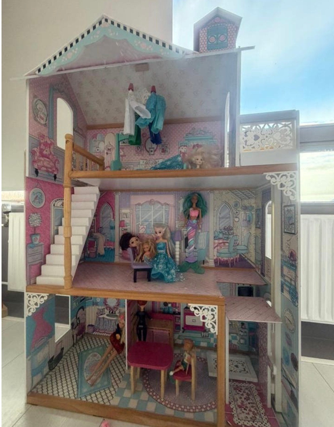 Hele mooie goed uitziende barbiehuis, Kinderen en Baby's, Speelgoed | Poppenhuizen, Ophalen, Zo goed als nieuw, Poppenhuis