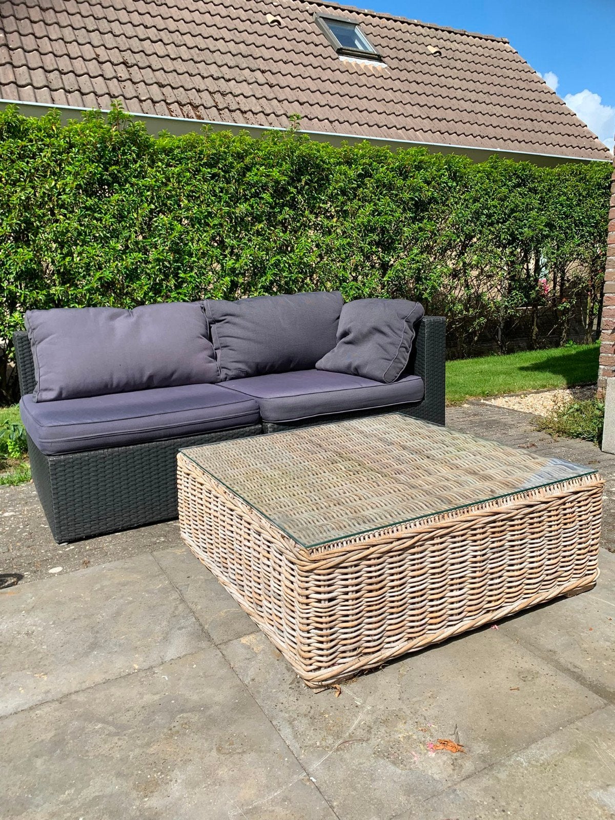 Loungeset met bank en rieten tafel met glasplaat, Tuin en Terras, Tuinsets en Loungesets, Ophalen, Gebruikt, Rotan, 3 zitplaatsen