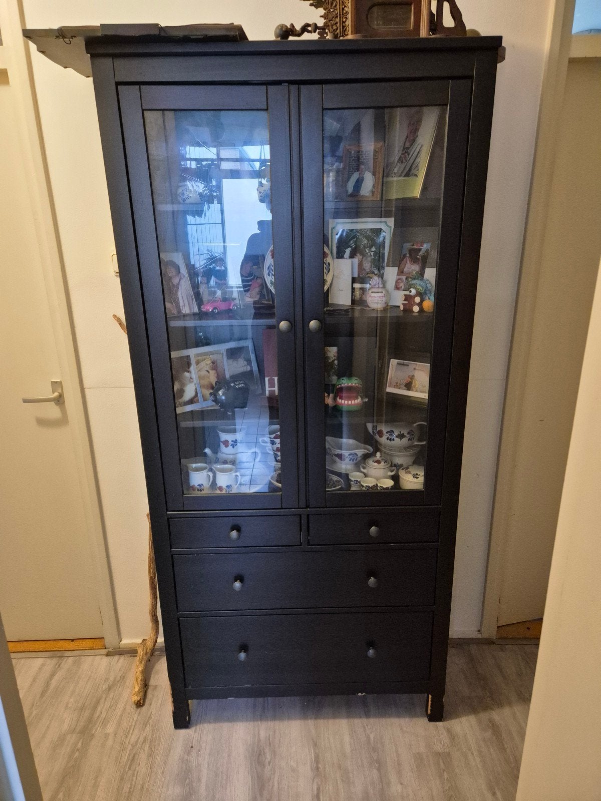 Gratis Ikea Hemnes vitrinekast zwart, Ophalen, Gebruikt, Met lade(s), Overige houtsoorten