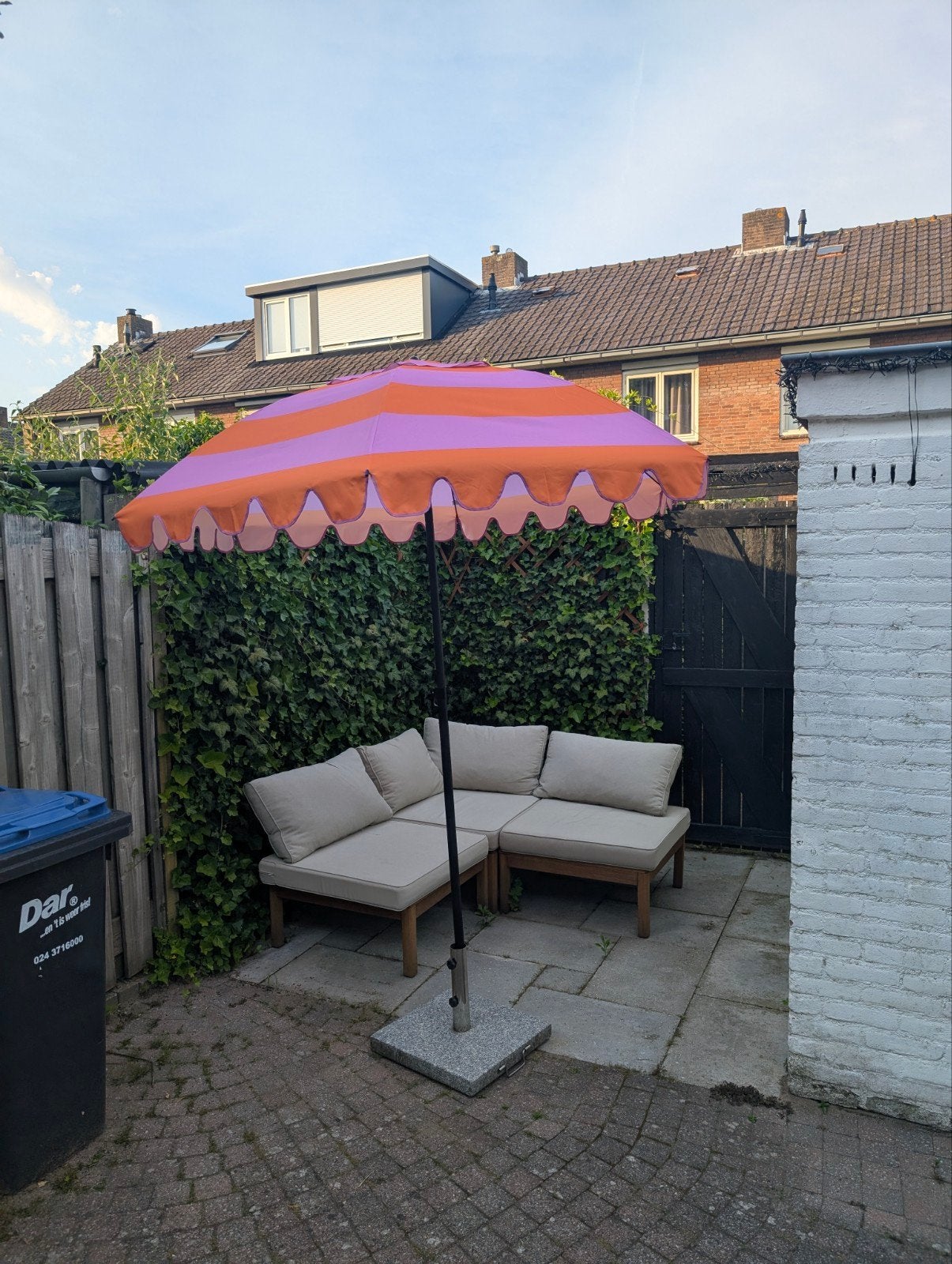 Vrolijke gestreepte parasol met voet, Tuin en Terras, Parasols, Ophalen, Gebruikt, 2 tot 3 meter, Stokparasol
