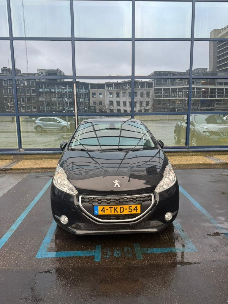 Peugeot 208 2014 Zwart auto, Euro 5, 40 €/maand, Zwart, 1199 cc