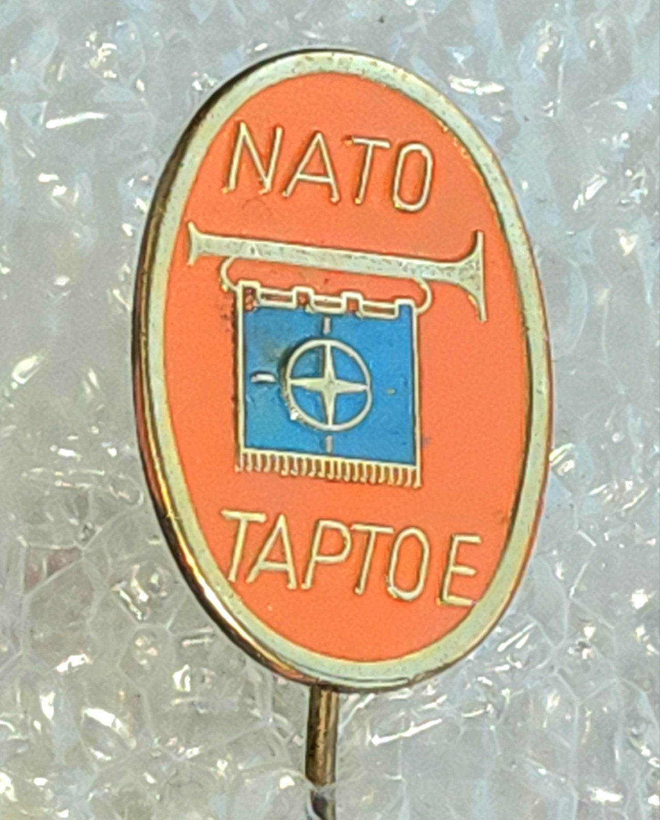 Vintage NATO TAPTOE Speldje - Uniek Collecters Item, Ophalen of Verzenden, Gebruikt, Overige onderwerpen, Speldje of Pin