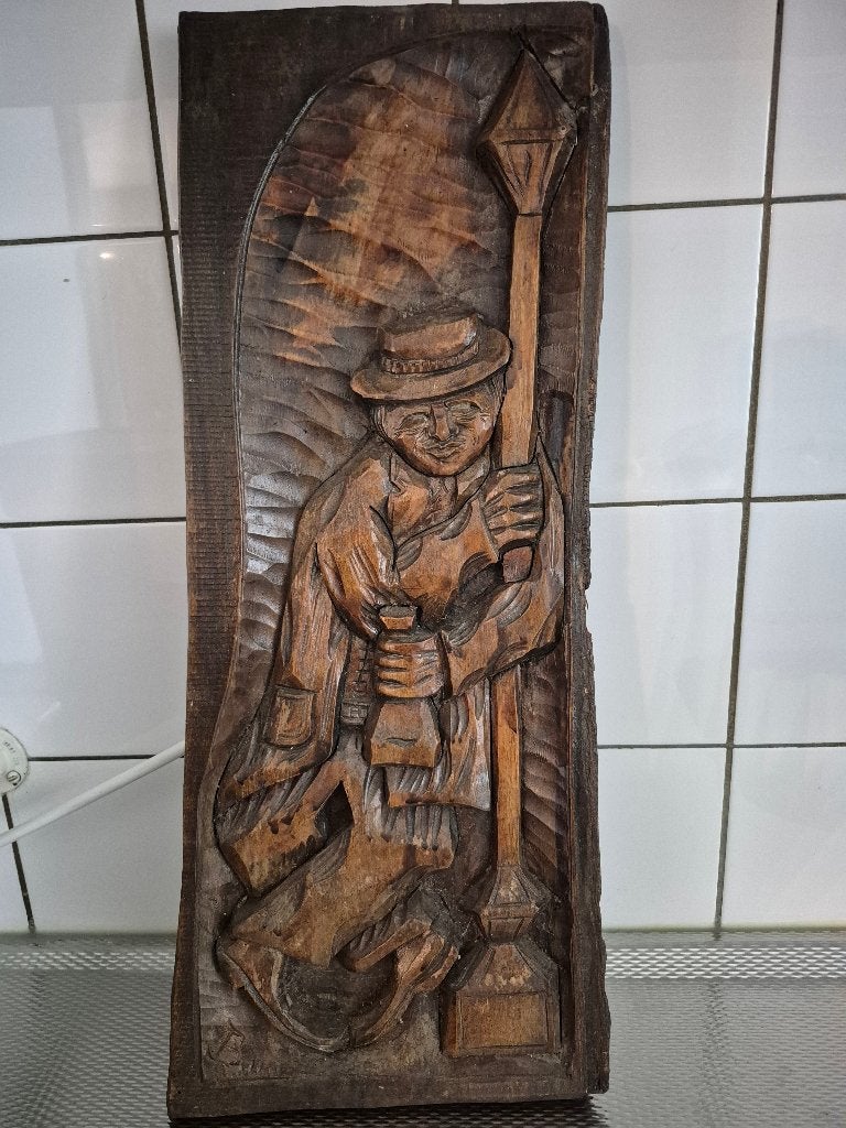 Uniek rechthoekig houtsnijwerk met man bij een lantaarnpaal, Huis en Inrichting, Gebruikt, 20 cm, Hout, Decoratieobject