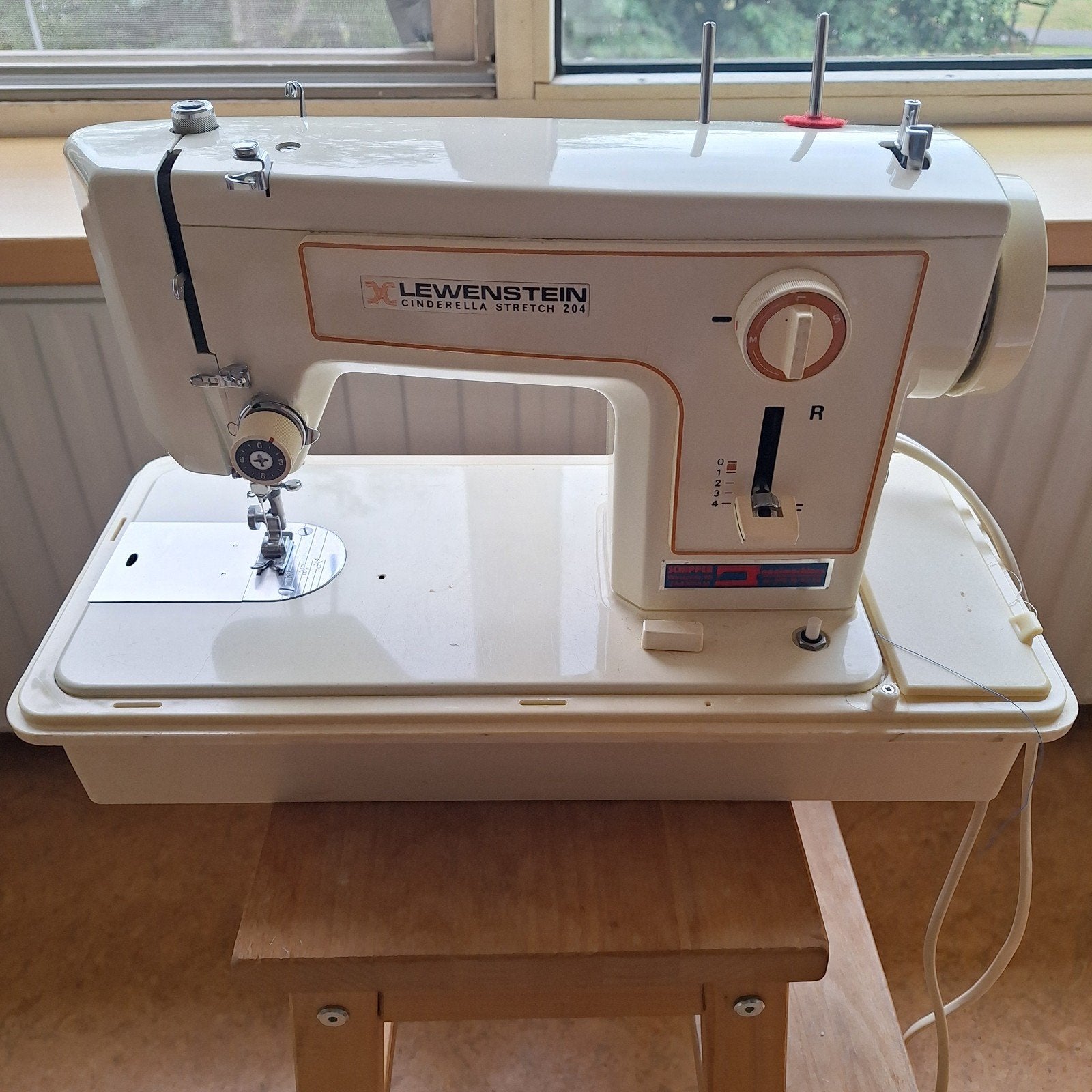 Te Koop Lewenstein Cinderella Stretch 204 Naaimachine, Hobby en Vrije tijd, Naaimachines en Toebehoren, Ophalen, Gebruikt, Naaimachine