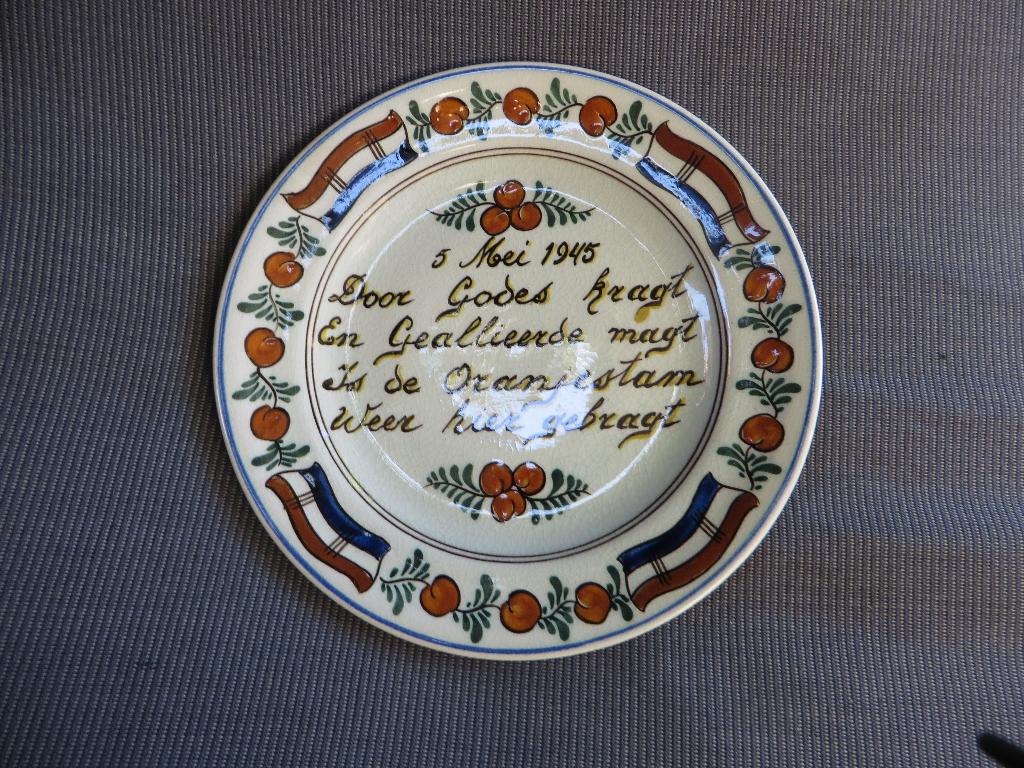 Zuid Holland Gouda aardewerk bord, 1945, terugkeer Oranje, Verzamelen, Koninklijk Huis en Royalty, Ophalen of Verzenden, Gebruikt