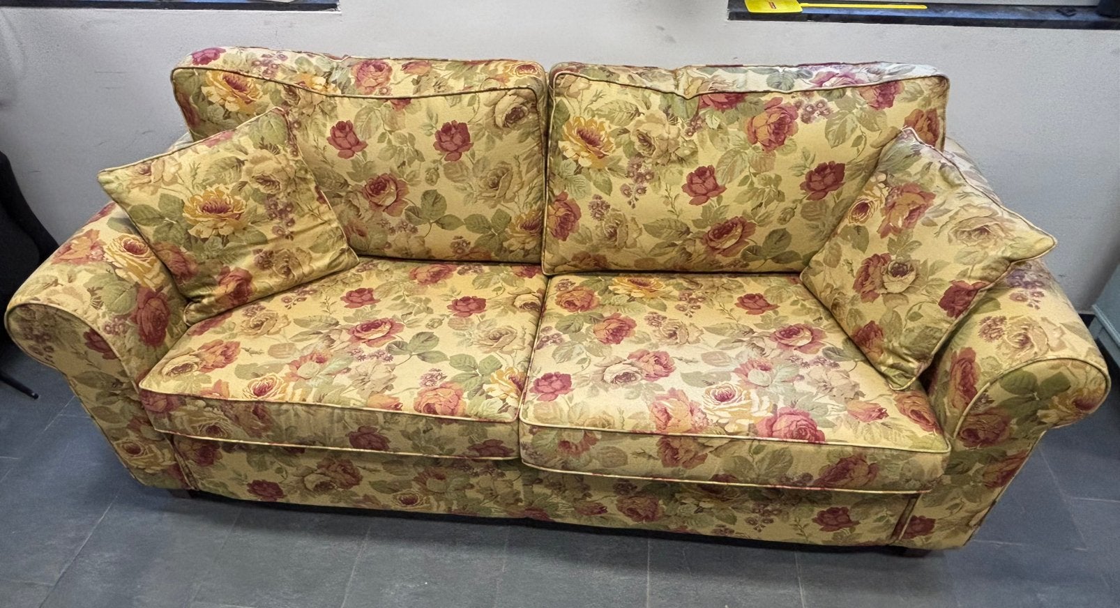 Als nieuw prachtige sofa met romantische rozen, Ophalen, Als nieuw is deze prachtige sofa met romantische rozen, Als nieuw is deze prachtige sofa met romantische rozen