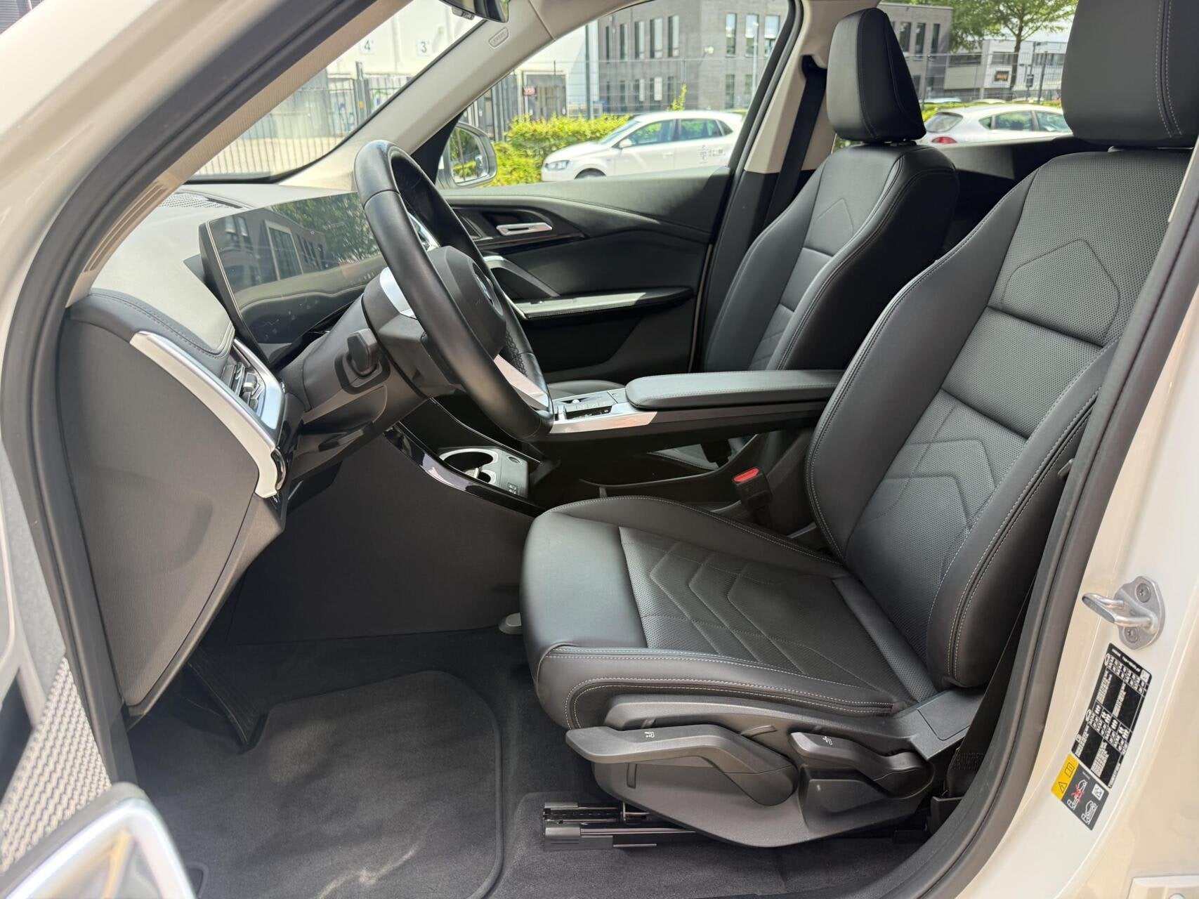 BMW iX1 eDrive20 67 kWh Leder bekleding stoelverwarming, Auto's, 514 km, Gebruikt, 33 min, Wit
