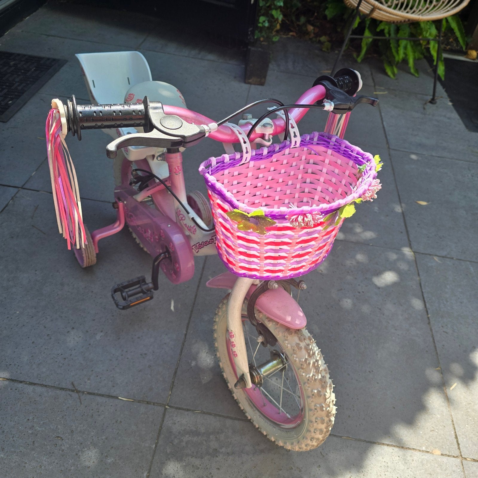Roze kinderfiets met zijwieltjes en mandje, Ophalen