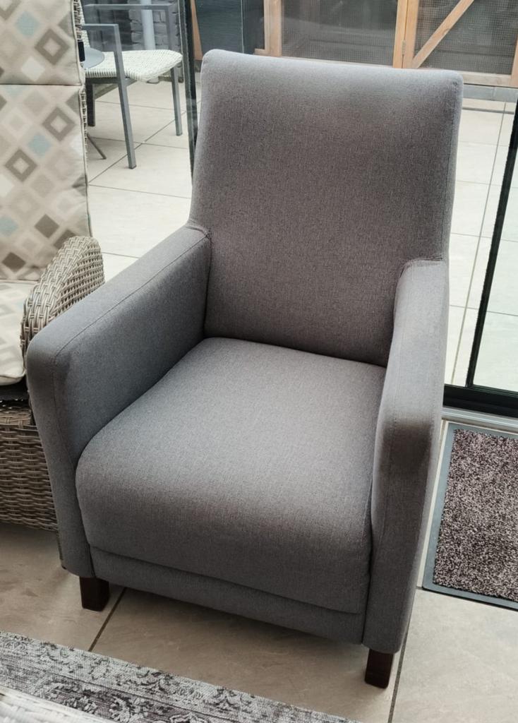 Grijze fauteuil, Ophalen, 75 tot 100 cm, 50 tot 75 cm