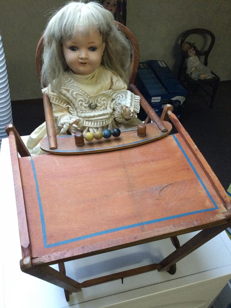 Antieke pop in kinderstoel, Ophalen of Verzenden