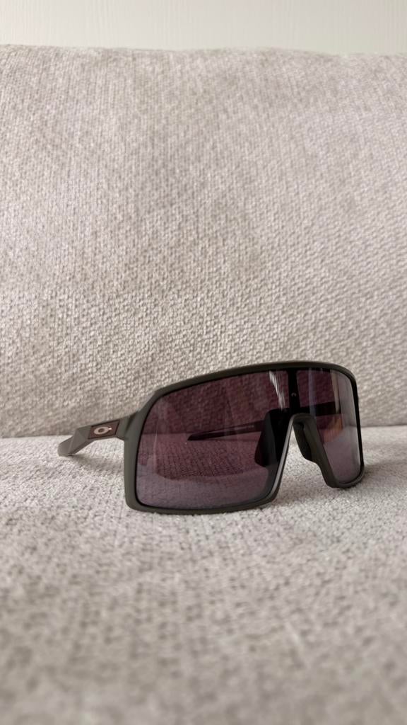 Zonnebril Oakley oo940637, Sieraden, Tassen en Uiterlijk, Zonnebrillen en Brillen | Heren, Ophalen of Verzenden, Zo goed als nieuw