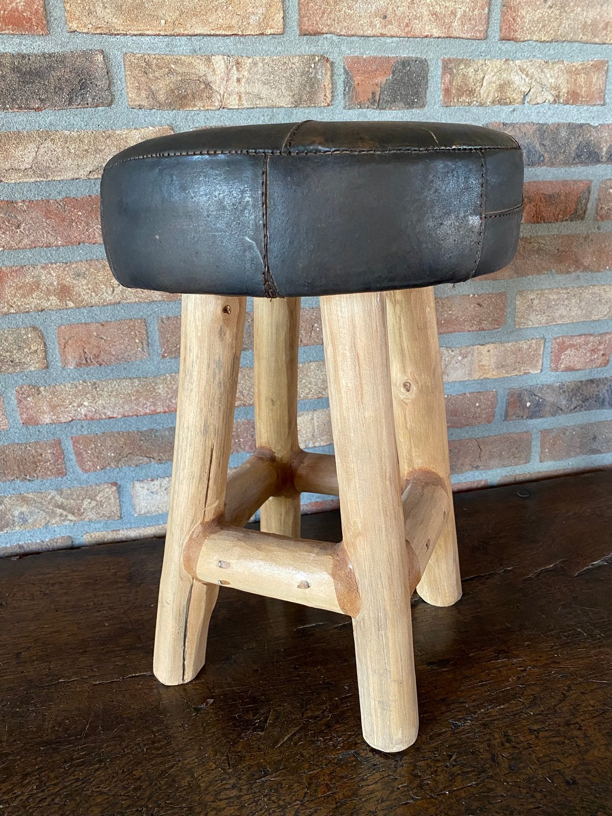 Landelijke houten kruk met leren zitting, Ophalen of Verzenden, Hout
