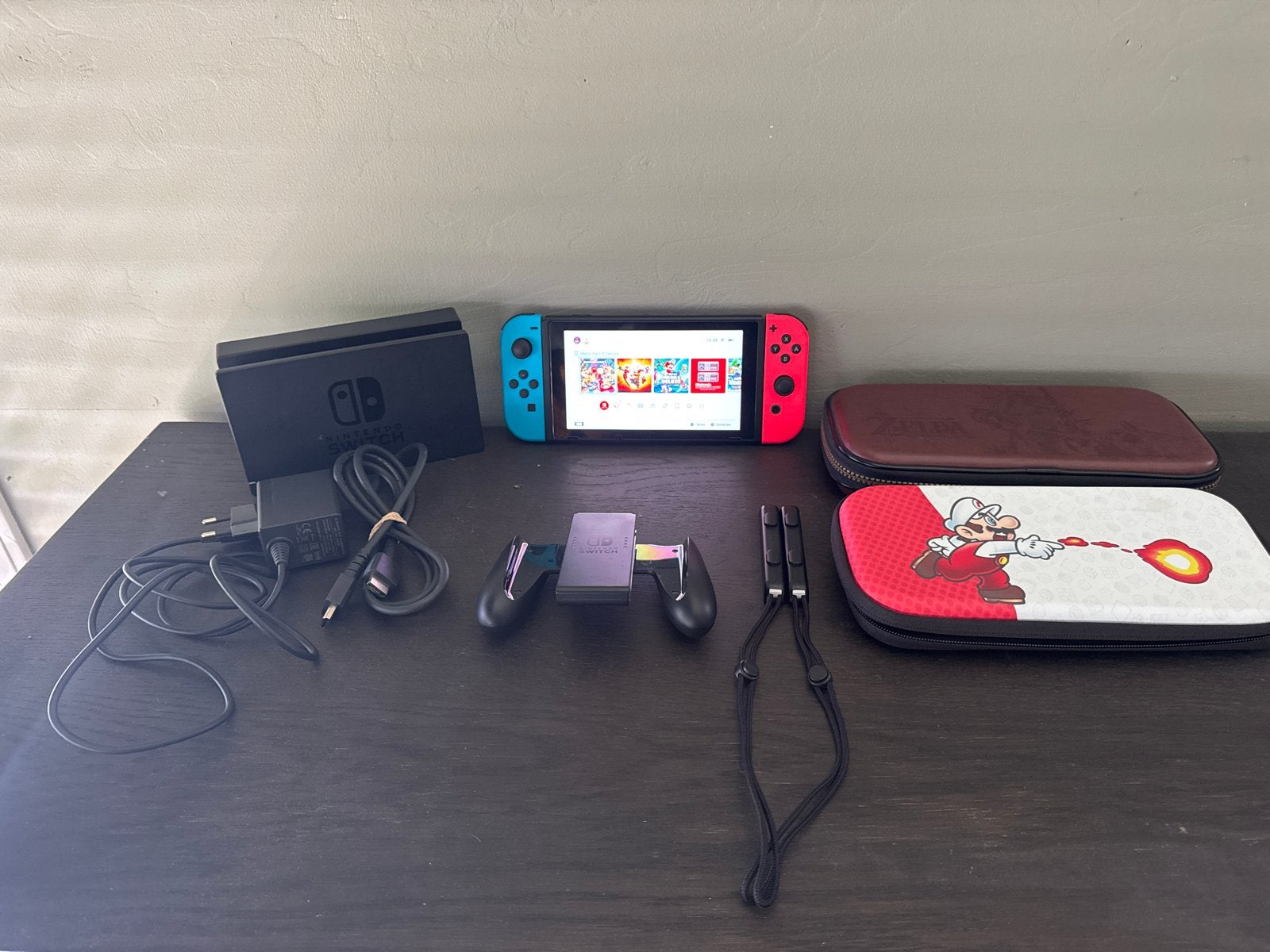 Nintendo Switch met accessoires en 2 hoesjes, Ophalen, Zo goed als nieuw, Met 1 controller, Switch Original