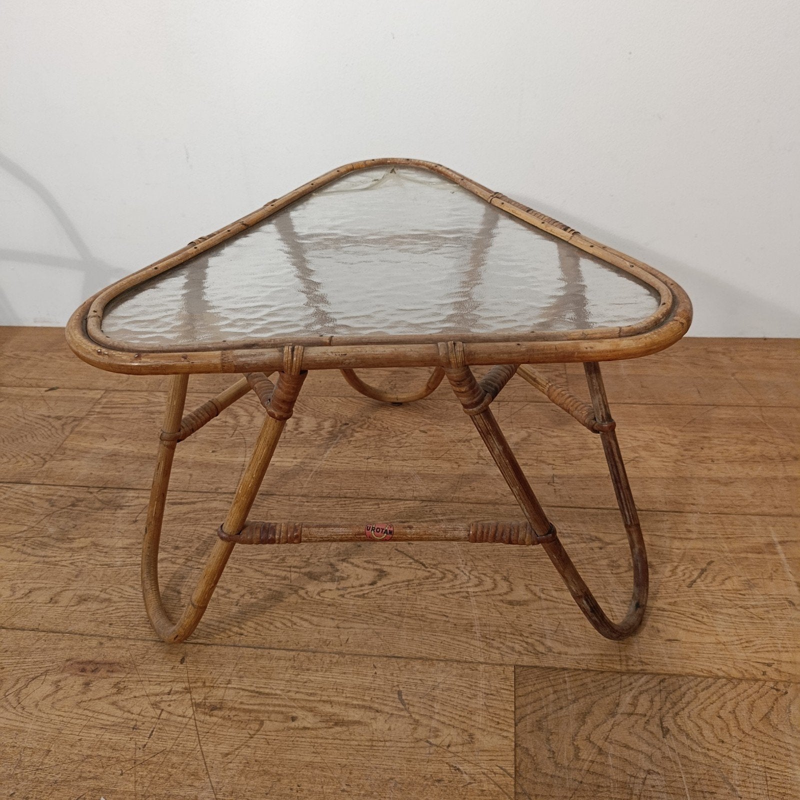 vintage rotan tafeltje, Rohe bijzettafel driehoekige vorm, Minder dan 55 cm, Gebruikt, Ophalen of Verzenden, Overige vormen
