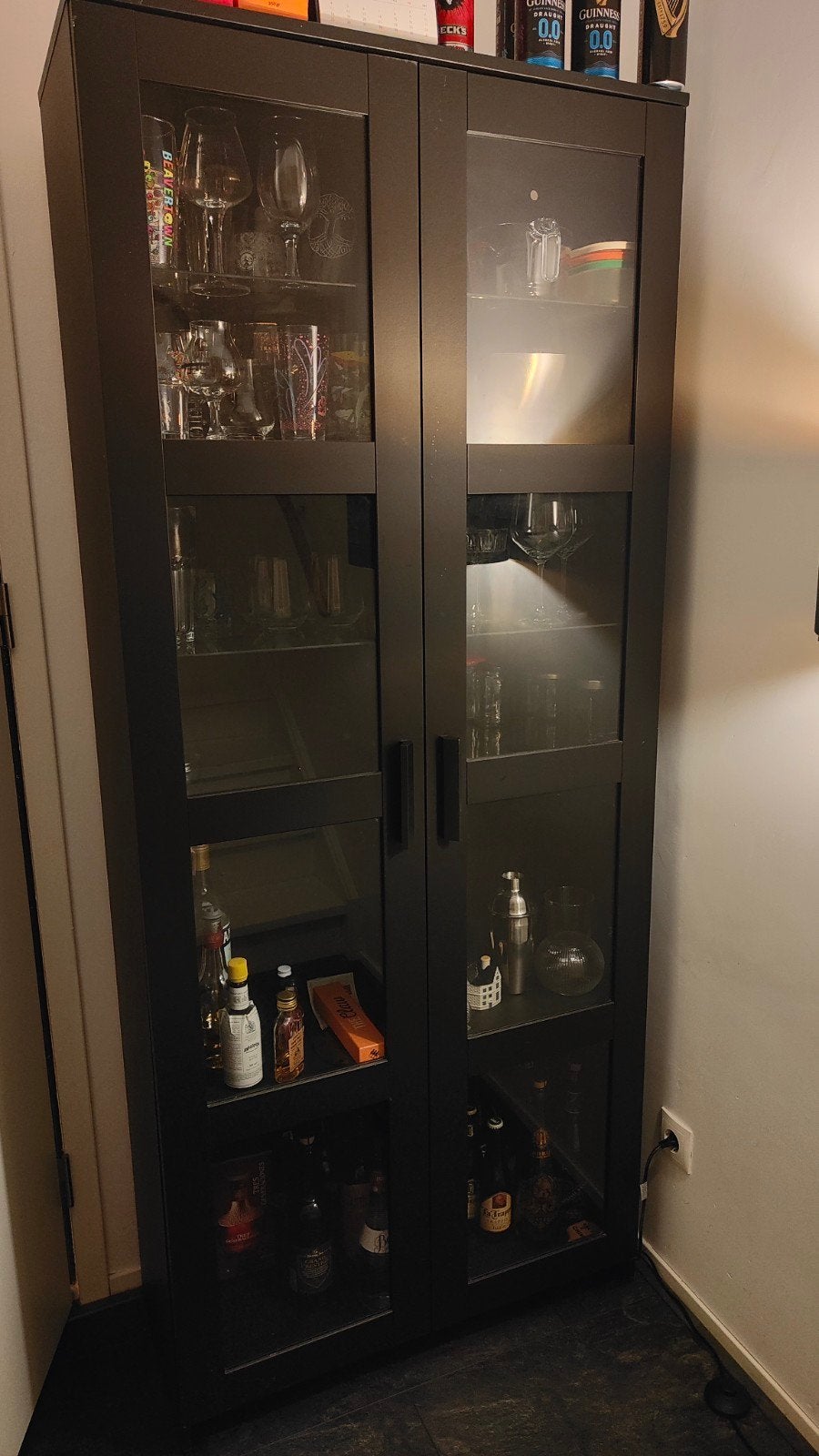 Zwarte vitrinekast met glazen deuren en planken, Ophalen, Overige houtsoorten, 50 tot 100 cm, Modern