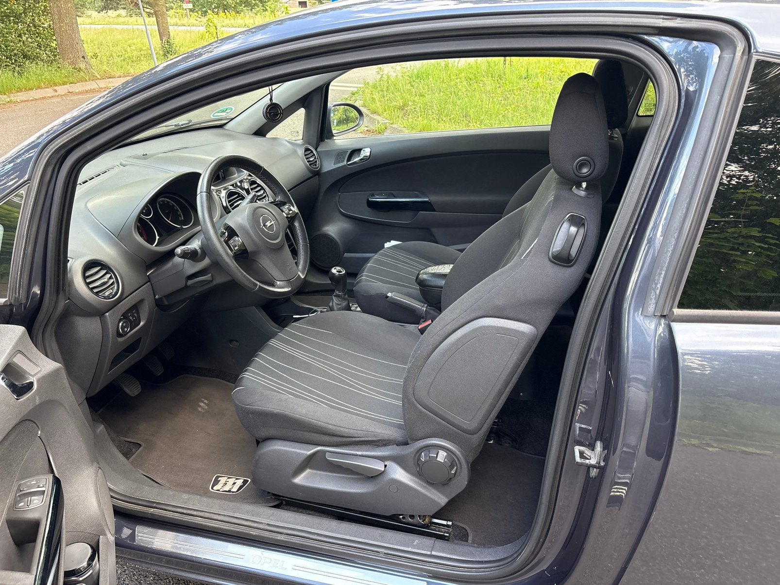 Foto 13 van Opel Corsa 1.2 Ecoflex 51KW 3D 2010 Grijs