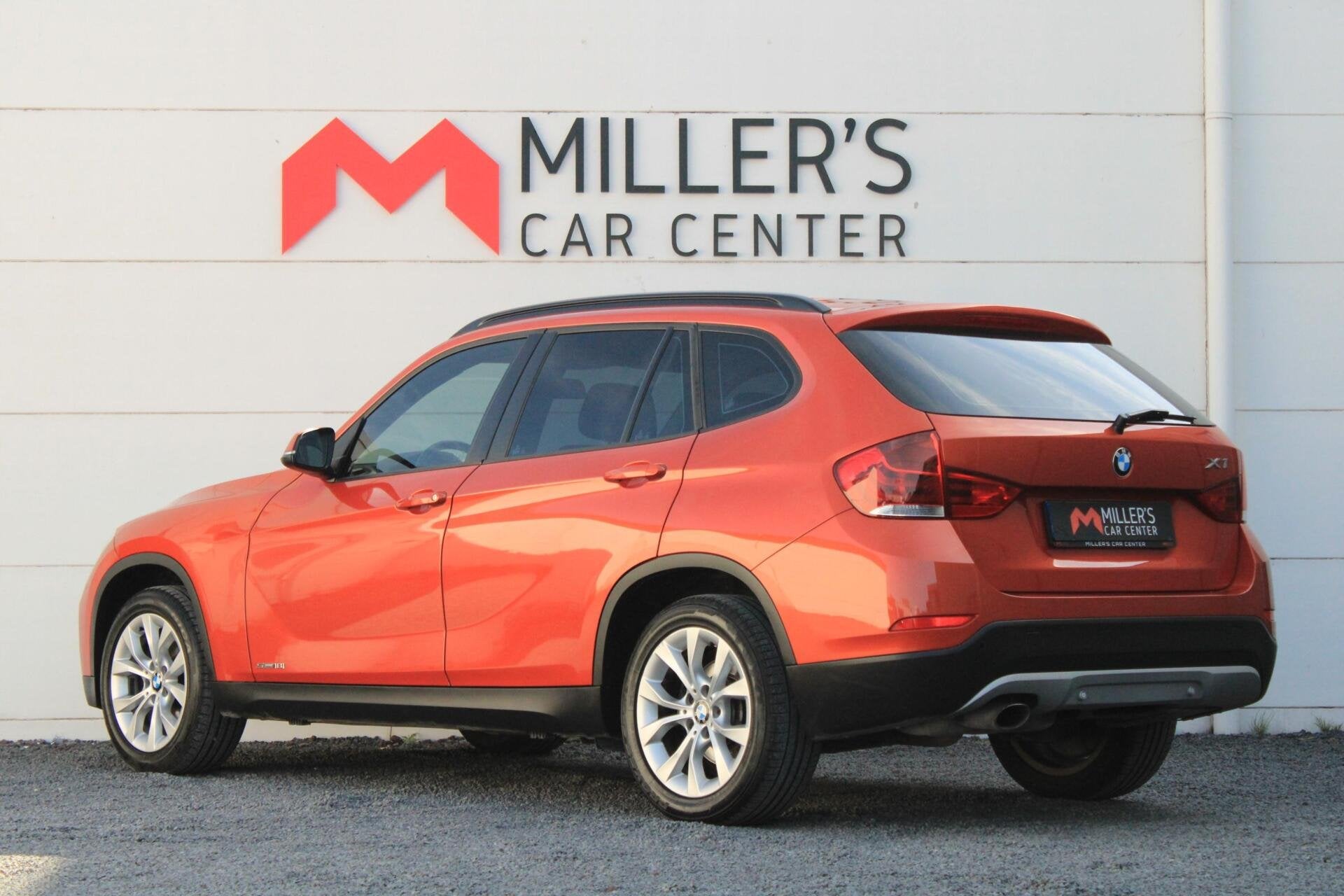 BMW X1 sDrive18i AUT PDC V+A NAVI CARPLAY STOELVERWARMING, Auto's, BMW, Achterwielaandrijving, Leder, Bedrijf, 93 €/maand