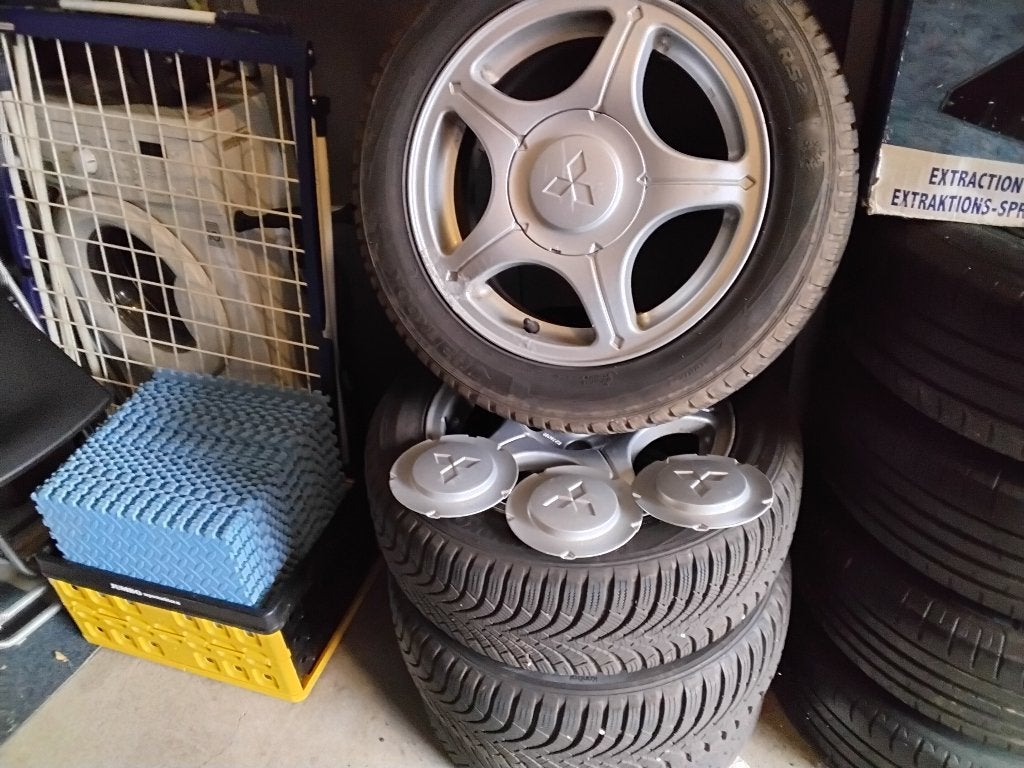 Mitsubishi sportvelgen met winterbanden en stalen velgen, Auto-onderdelen, Ophalen, Gebruikt, Oldtimer onderdelen