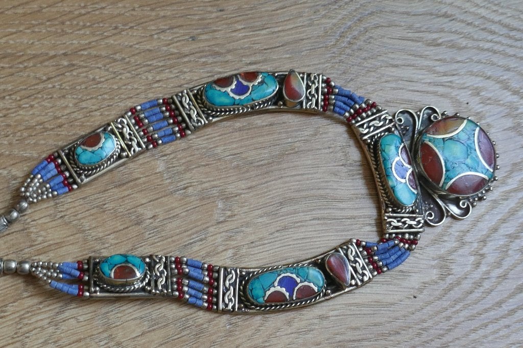 Tibetaans zilveren collier met edelstenen, Antiek en Kunst, Kunst | Niet-Westerse kunst, Sieraad, Tibet, Overige materialen, Zilver