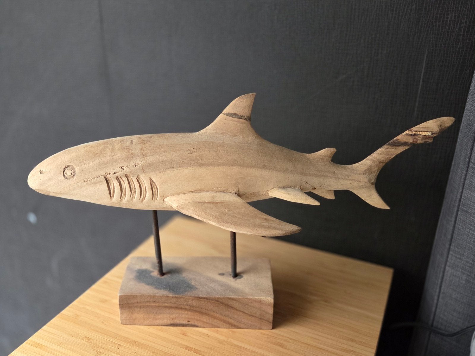 Houten haai sculptuur op sokkel - 50 cm breed, Antiek en Kunst, Kunst | Beelden en Houtsnijwerken, Ophalen, 20 - 50 cm, Zeeleven