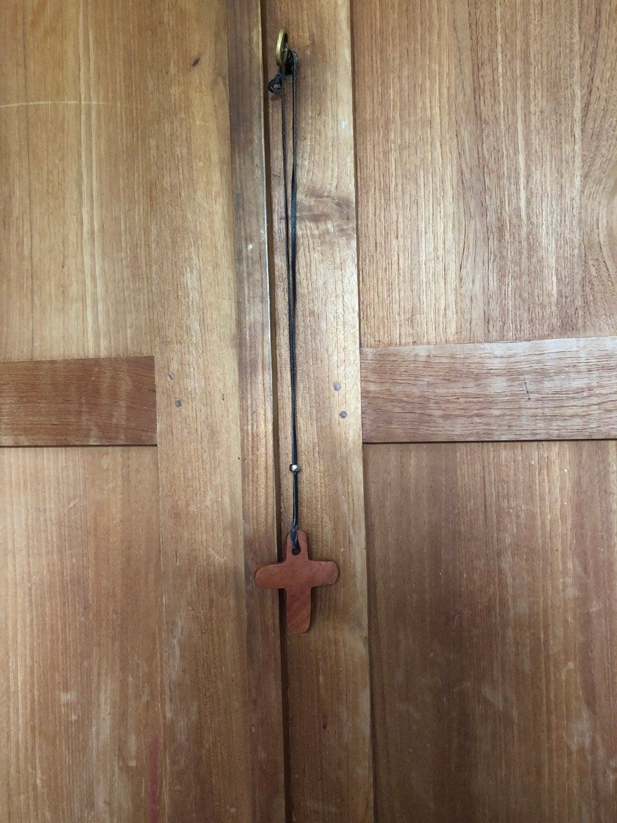 Houten kruis hanger aan zwart koord, Sieraden, Tassen en Uiterlijk, Bruin, Ophalen of Verzenden, Zo goed als nieuw, Overige materialen