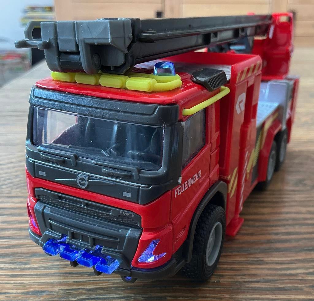 Grote Brandweerwagen met verlichting  sirene en meerr, Ophalen of Verzenden, Gebruikt, Bus of Vrachtwagen