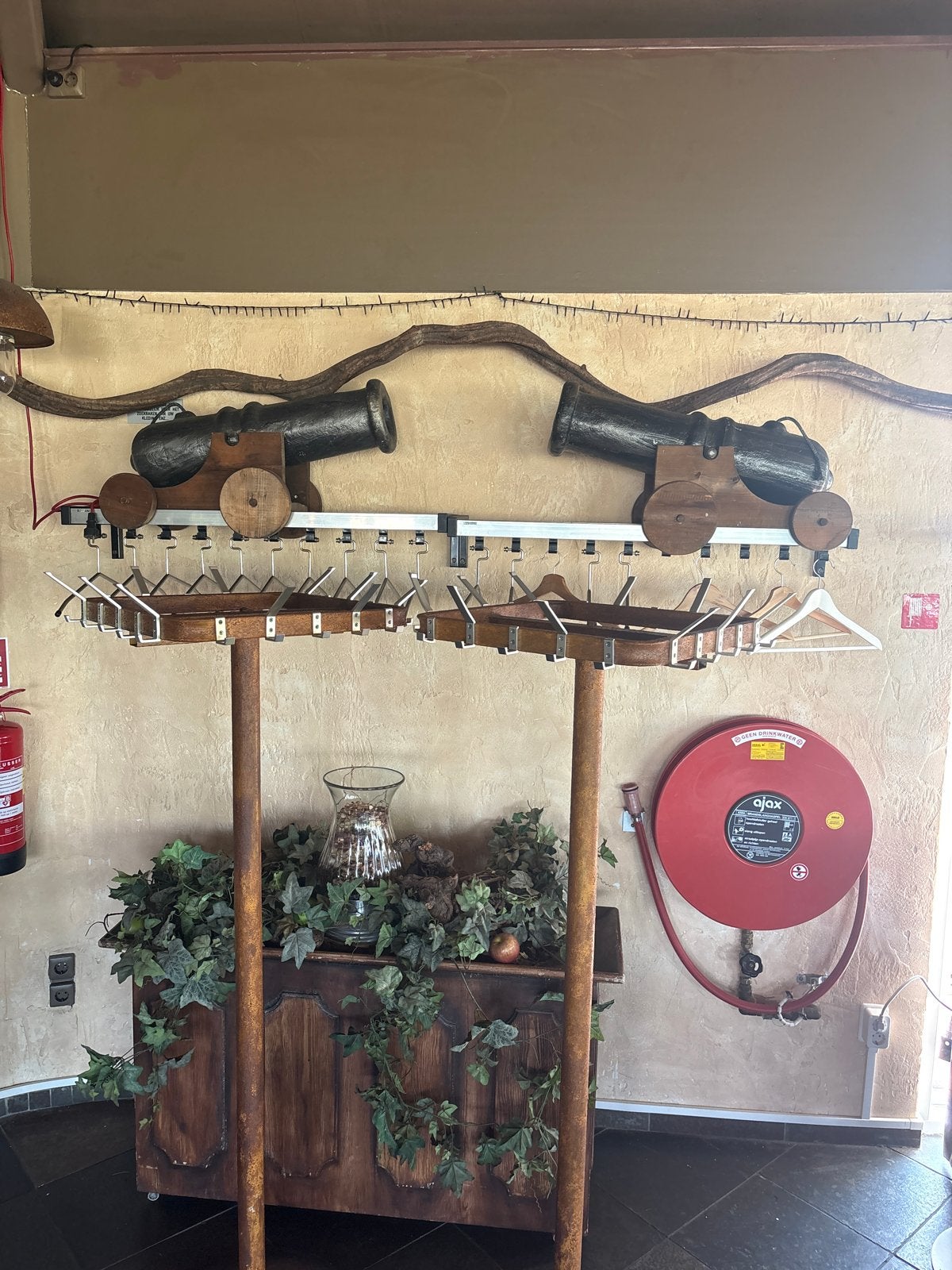 Decoratieve kanonnen en kapstok, Ophalen
