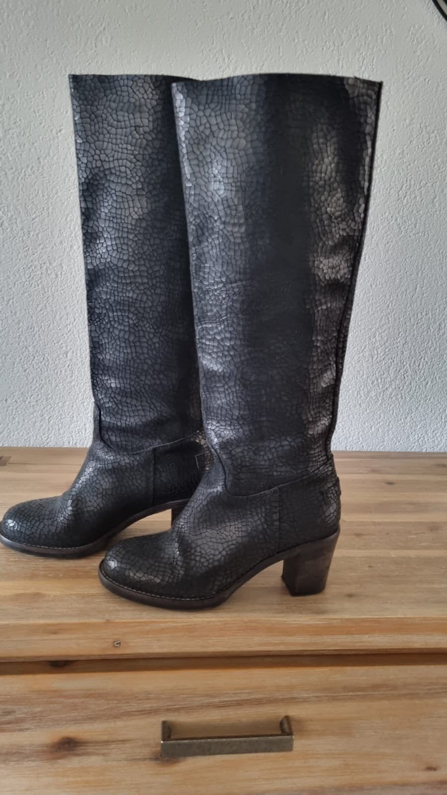 Shabbies Croco Knielaarzen maat 39
Nieuwprijs 349 euro,graa, Kleding | Dames, Schoenen, Hoge laarzen, Shabbies, Zwart, Ophalen of Verzenden